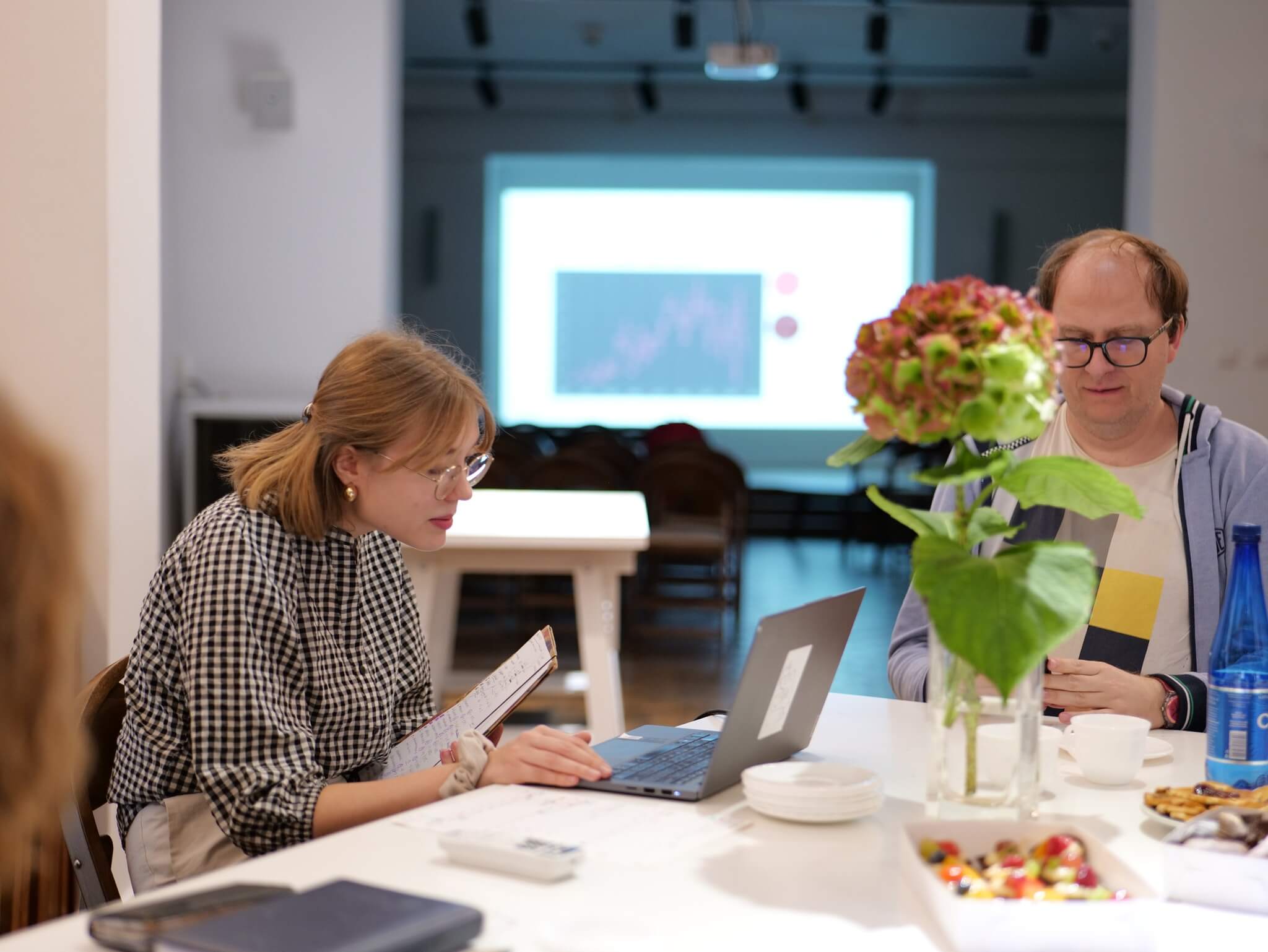 Olga Słomińska i prof. Igor Piotrowski podczas obrad jury konkursu.