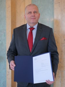 Paweł Cukrowski – Dyrektor Generalny Mazowieckiego Urzędu Wojewódzkiego w Warszawie z dokumentem mianowania na członka Rady CBKWUW