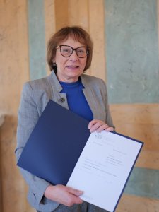 prof. dr hab. Małgorzata Karpińska – Dziekan Wydziału Nauk o Kulturze i Sztuce UW z dokumentem mianowania na członka Rady CBKWUW