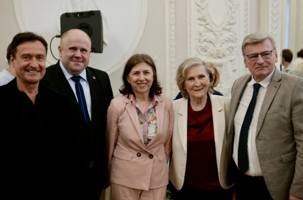 Śpiewam i opowiadam o Warszawie. Irena Santor - zdjęcie z wydarzenia, które odbyło si w Sali Balowej Pałacu Tyszkiewiczów-Potockich na Uniwersytecie Warszawskim. Zdjęcie zbiorowe - zespół rektorski UW, Irena Santor i Jacek Kawalec.