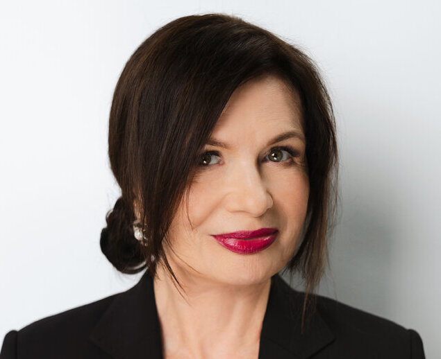 Fotografia Ewy P. Porębskiej. Kobieta w czarnej marynarce.