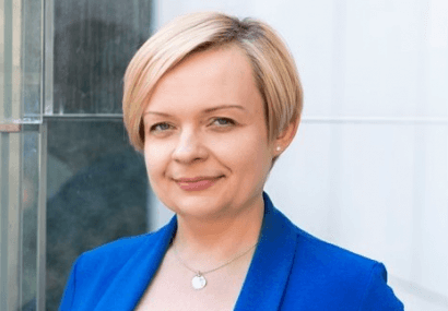 Dr hab. Monika Kresa. Portret kobiety w niebieskiej marynarce.