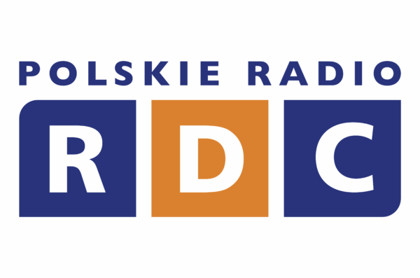 LOGO Radia dla Ciebie. Napis Polskie Radio. pod nim Litera R na granatowym tle, litera D na pomarańczowym tle i litera C na granatowym tle.