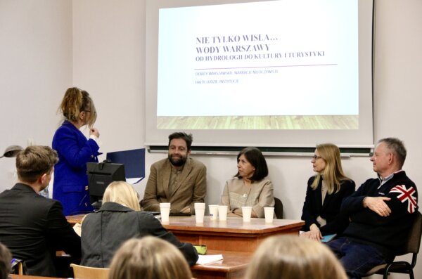 Debata warszawska: Wody Warszawy. Na zdjęciu 4 osoby - paneliści debaty i prowadząca prof. Elżebita Wichrowska.