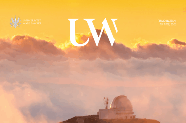 Kafelek. Okładka Pisma uczelni UW Nr 1 (118) 2026. W tle niebo w kolorze żółtym poniżej chmury, a pod nimi, na wzgórzu sylwetka budynku obserwatorium astronomicznego z charakterystyczną kopułą.